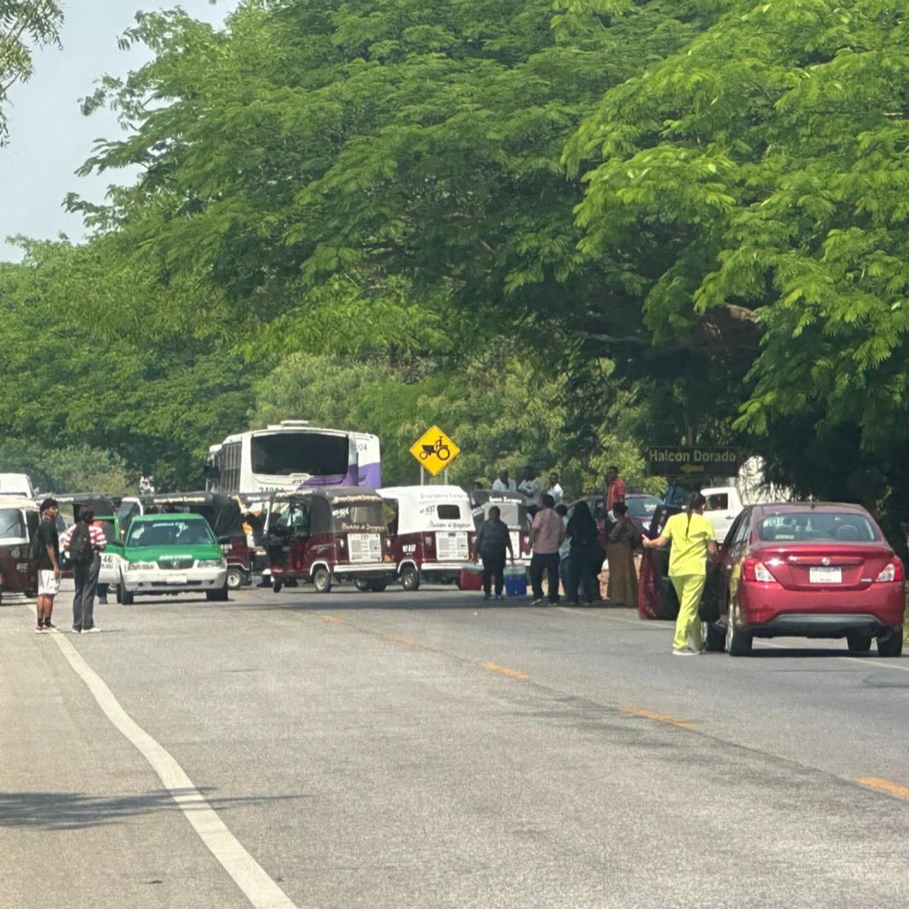 Mototaxistas bloquean la Carretera Transístmica