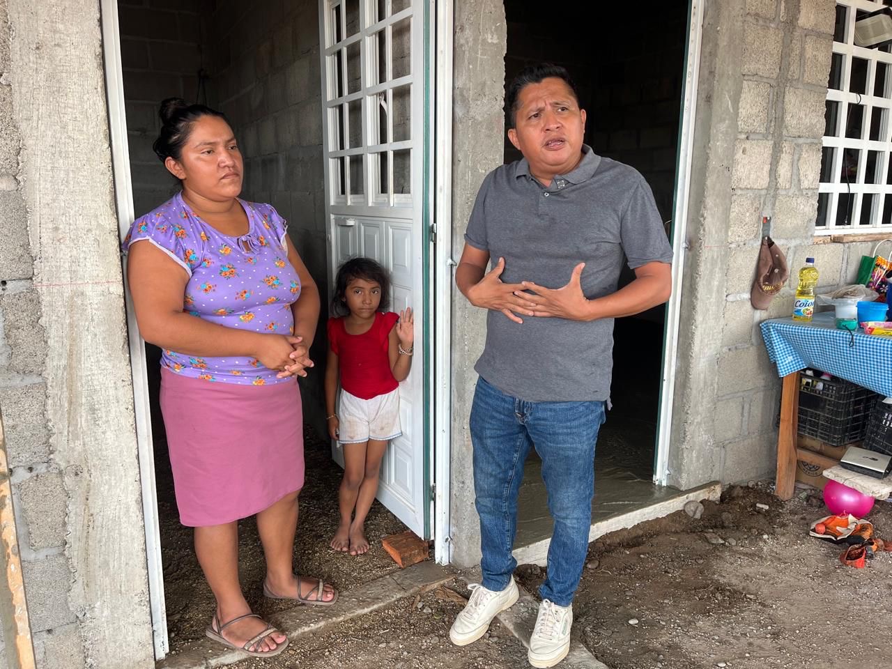 Mejorar las condiciones de vida de nuestra gente es una prioridad: Pedro Bladimir Vásquez entrega apoyo de pisos firmes en Juchitán