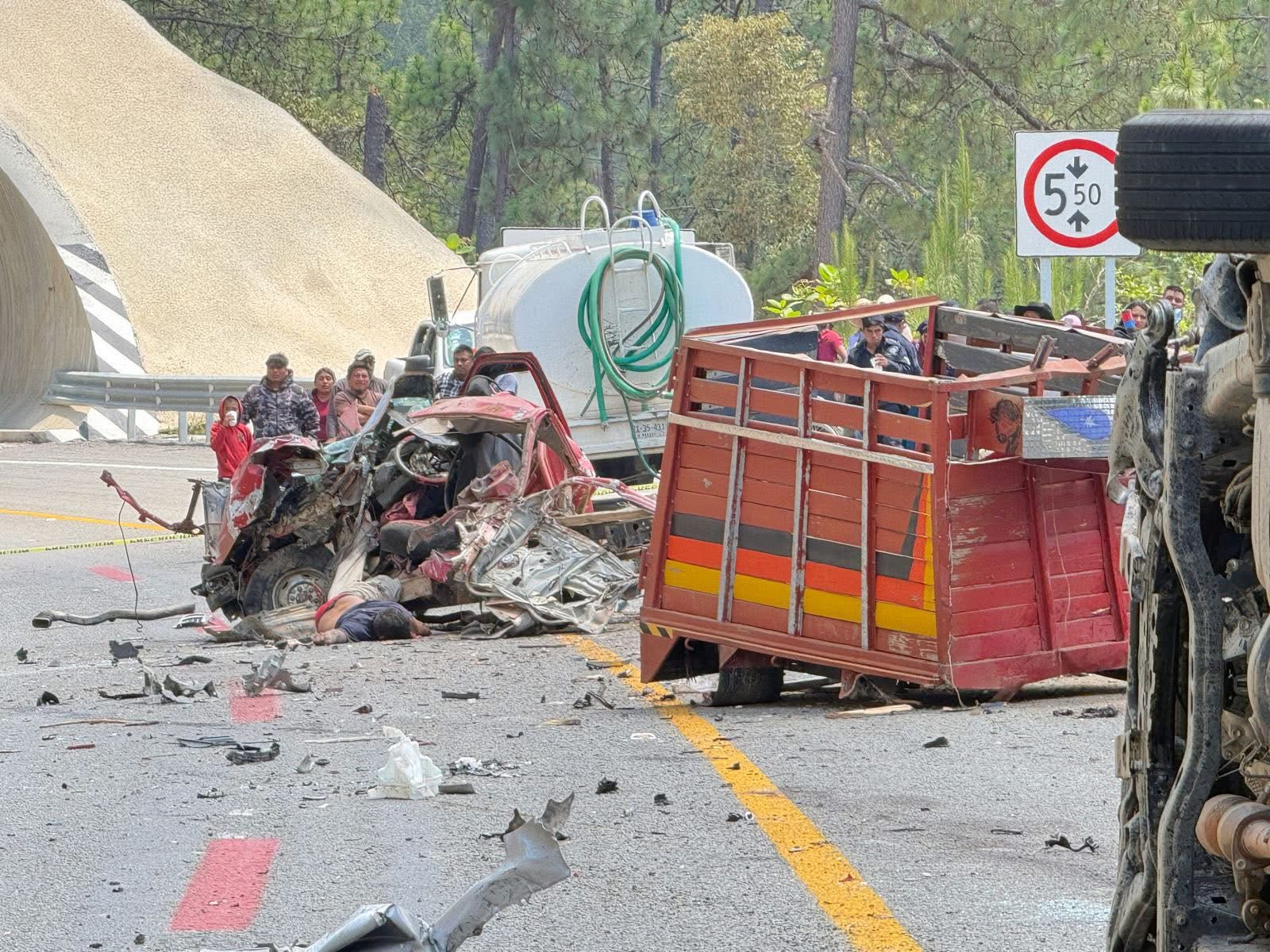 Un muerto y 2 lesionados es el saldo de un fatal accidente en la Mitla-Tehuantepec