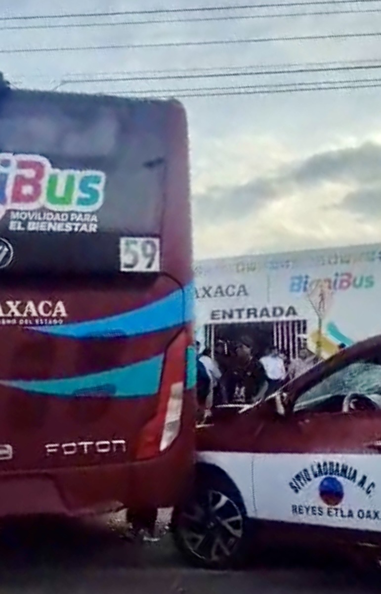 Taxi colectivo choca contra un BinniBus en San