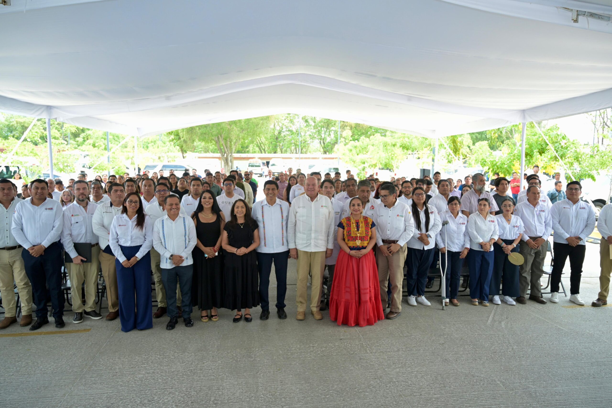 DIF Estatal recibe unidad médica móvil de mastografía