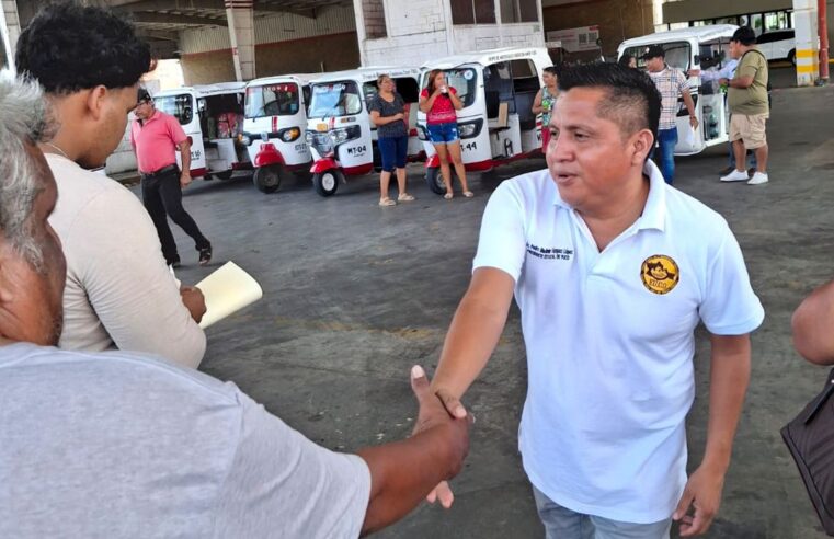 Pedro Bladimir Vásquez informa a mototaxistas sobre proceso de regularización en Oaxaca