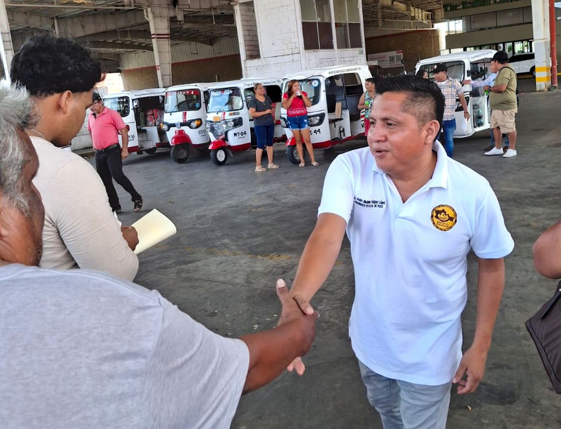 Pedro Bladimir Vásquez informa a mototaxistas sobre proceso de regularización en Oaxaca