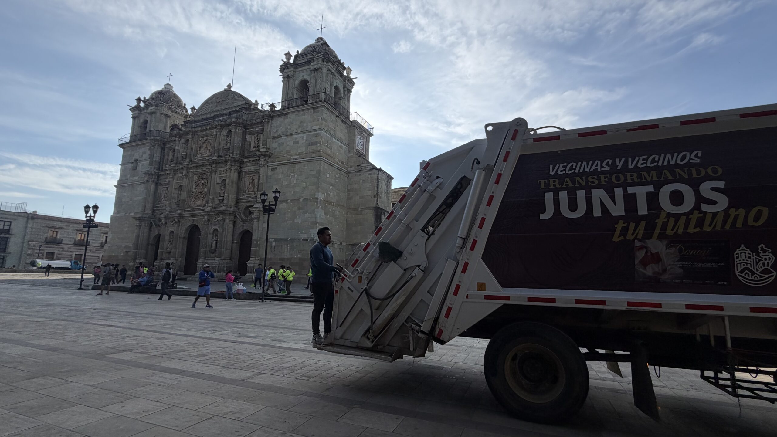 Más de 40 toneladas de basura deja la CNTE después del plantón en el zócalo de Oaxaca