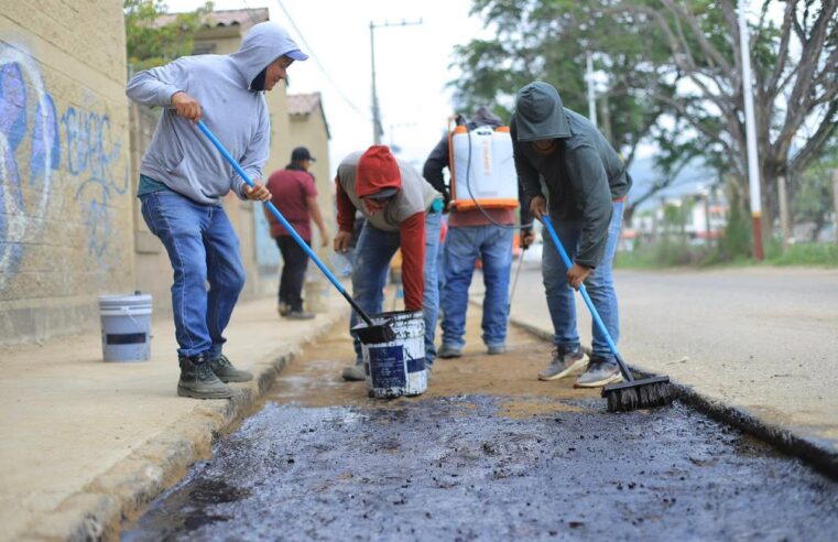 Mejoran vialidad y seguridad con trabajos de bacheo en avenida Yuku Ndika’a