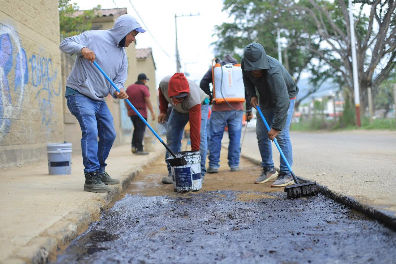 Mejoran vialidad y seguridad con trabajos de bacheo en avenida Yuku Ndika’a