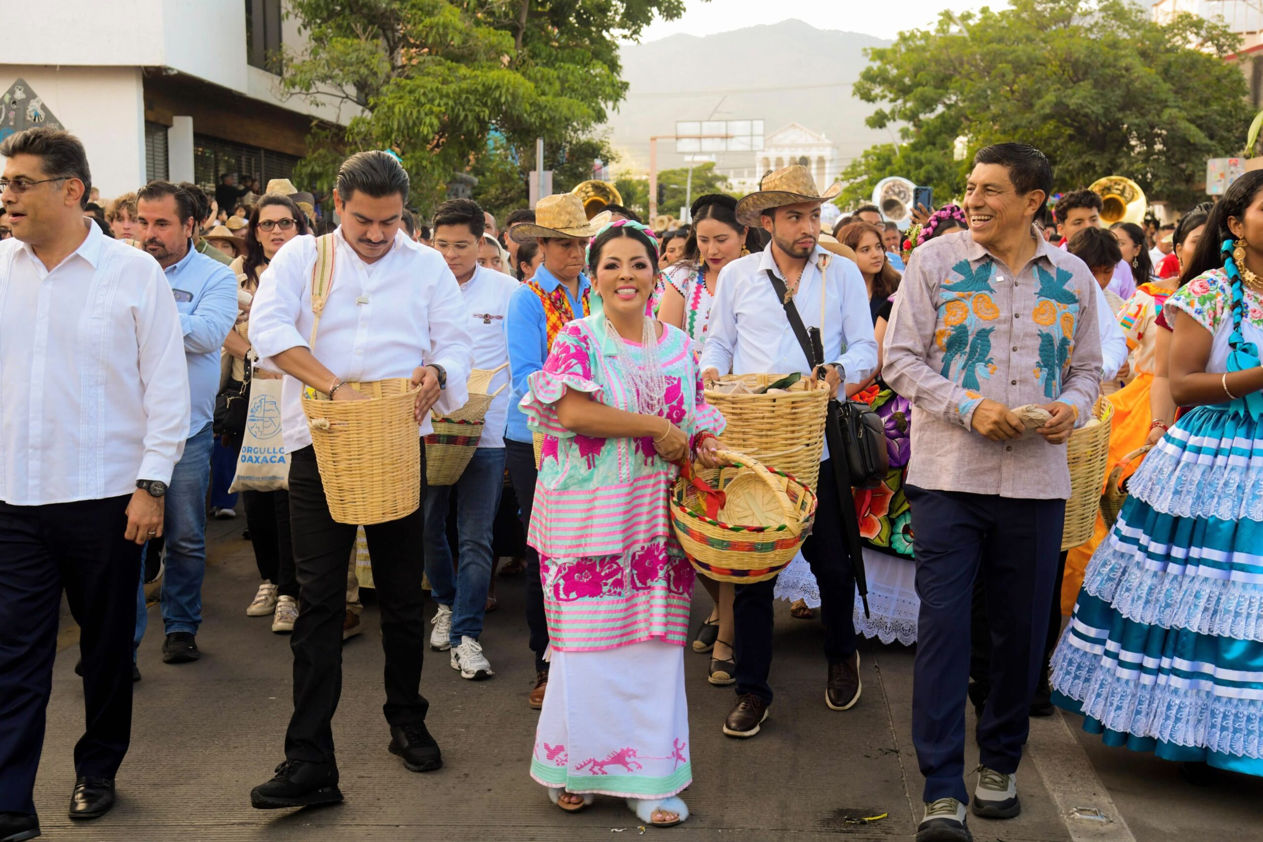 Miles de personas llenan las calles de Oaxaca; la Calenda de las Culturas confirma el éxito de la Guelaguetza 2026