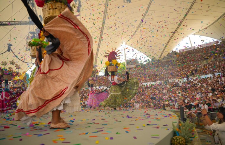 Ante un lleno total en el Auditorio Guelaguetza, comienza con éxito la Octava del Lunes del Cerro 2026