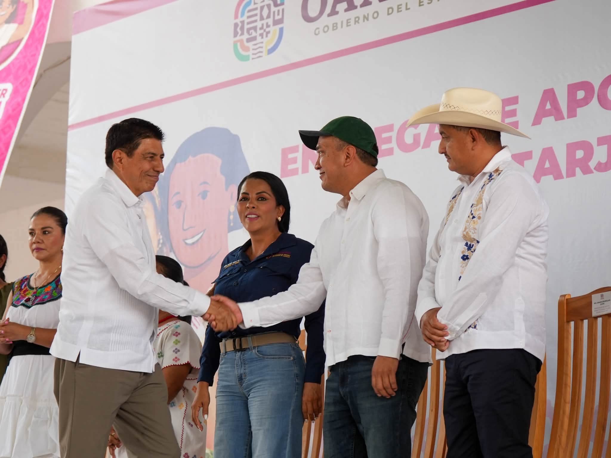 El Senador Antonino Morales Toledo acompañó al Gobernador Salomón Jara a entregar apoyos en la Costa