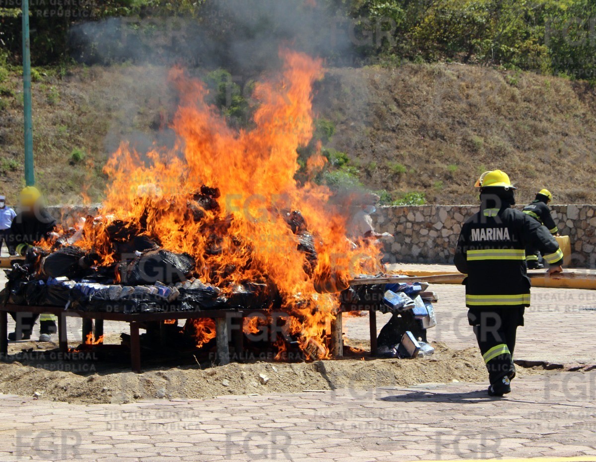 INCINERA FGR MÁS DE MIL 700 KILOS DE NARCÓTICOS EN OAXACA
