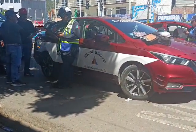 ¡Taxi le prensa la mano! Pasajero resulta herido en la Central de Abastos de Oaxaca