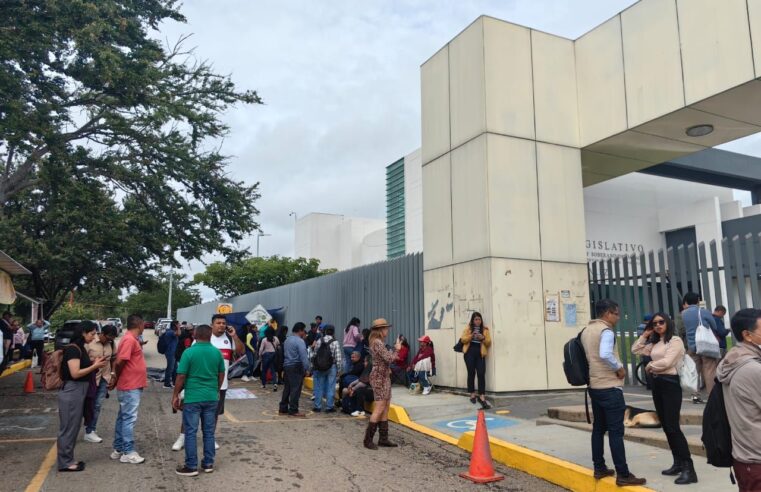 Maestros toman accesos del Congreso de Oaxaca y exigen avances en Ley de Educación Indígena