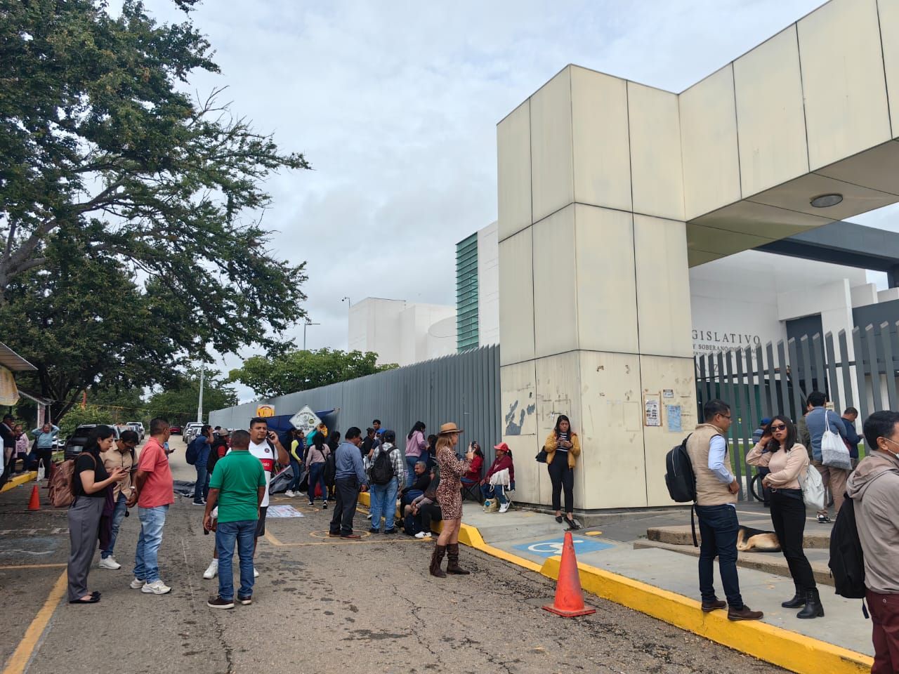 Maestros toman accesos del Congreso de Oaxaca y exigen avances en Ley de Educación Indígena