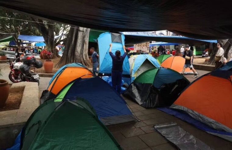 ¡Segundo día de plantón! Maestros de Educación Indígena mantienen tomado el Zócalo de Oaxaca