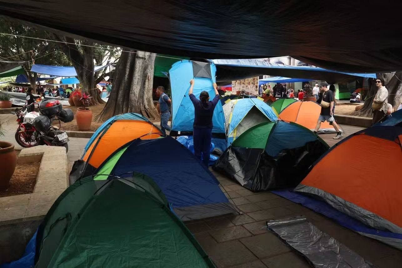 ¡Segundo día de plantón! Maestros de Educación Indígena mantienen tomado el Zócalo de Oaxaca