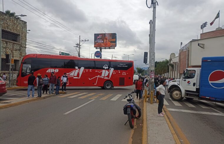 Caos vial en Oaxaca: maestros bloquean Fonapas, ADO y Estadio de Béisbol