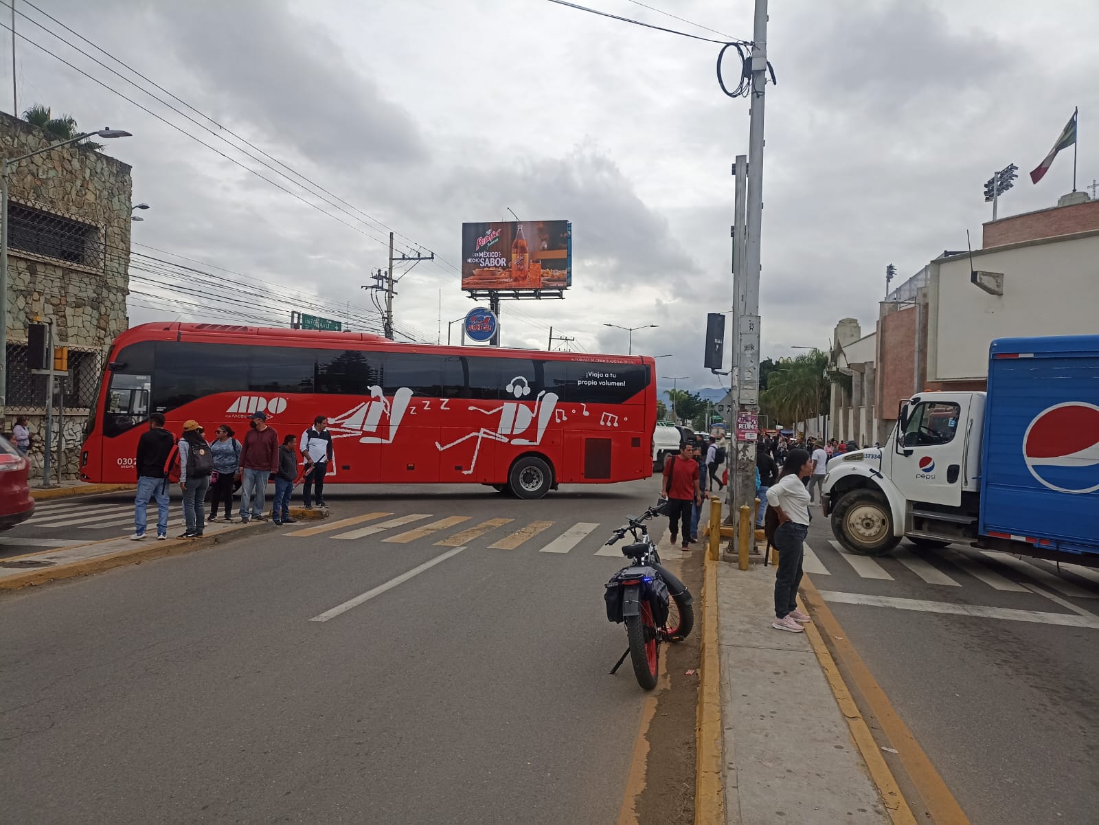 Caos vial en Oaxaca: maestros bloquean Fonapas, ADO y Estadio de Béisbol