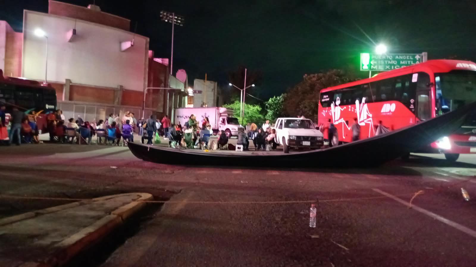Persisten bloqueos en Oaxaca; cuatro puntos mantienen afectada la circulación