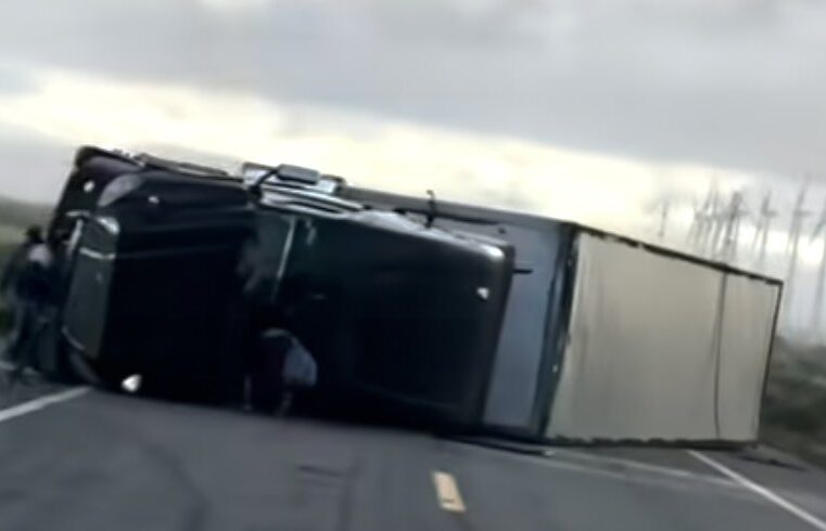  Segunda volcadura de tráiler por fuertes vientos en La Ventosa