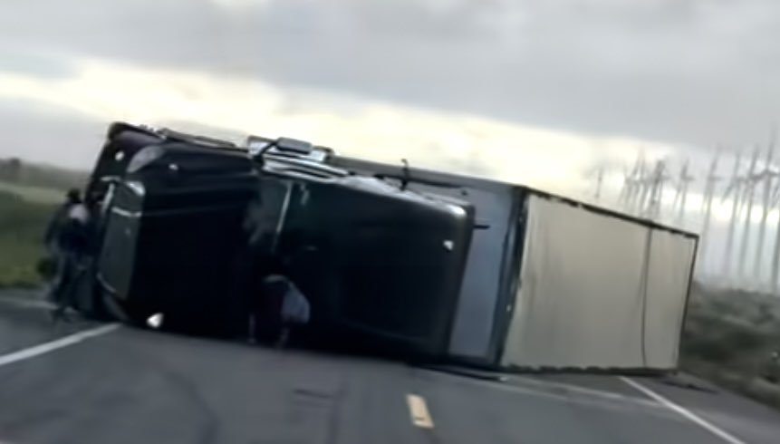  Segunda volcadura de tráiler por fuertes vientos en La Ventosa