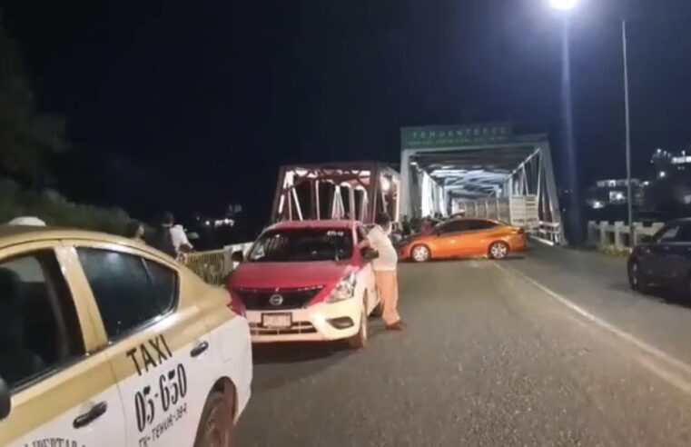  ¡Bloquean el Puente de Fierro en Tehuantepec!