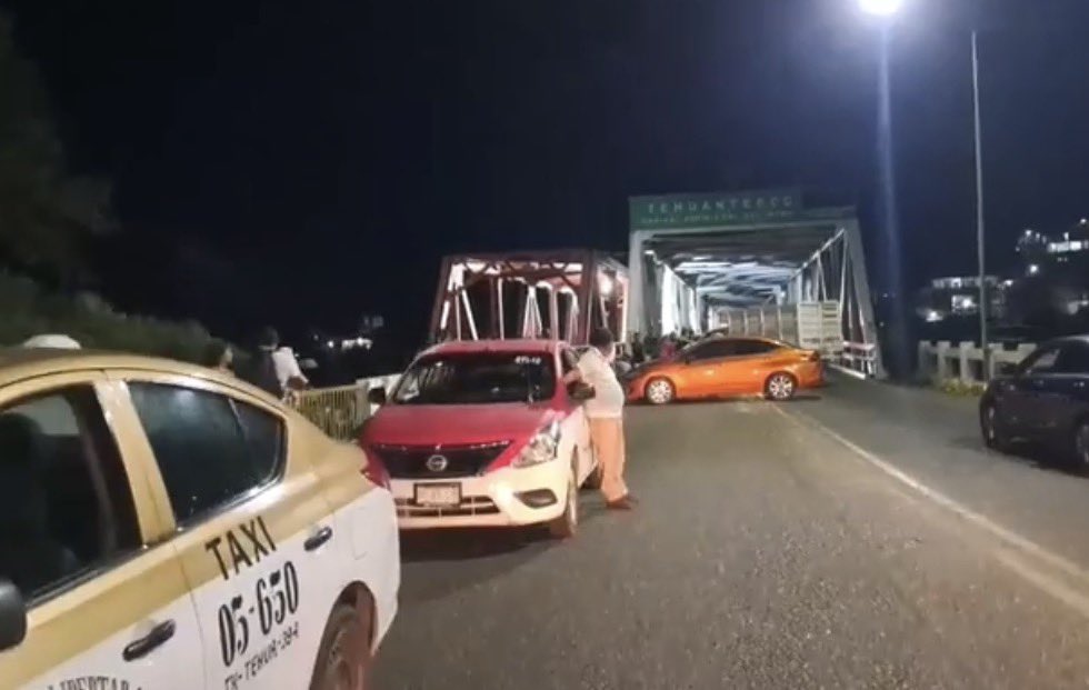  ¡Bloquean el Puente de Fierro en Tehuantepec!