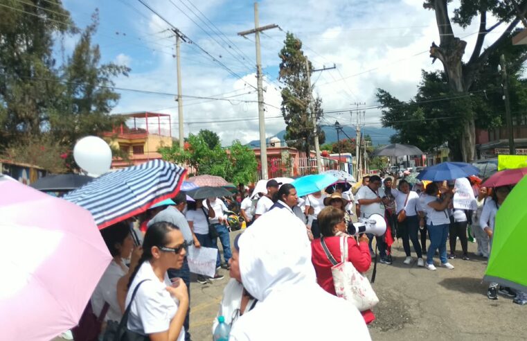 Trabajadores del IMSS marchan en Oaxaca; exigen aumento salarial del 10%