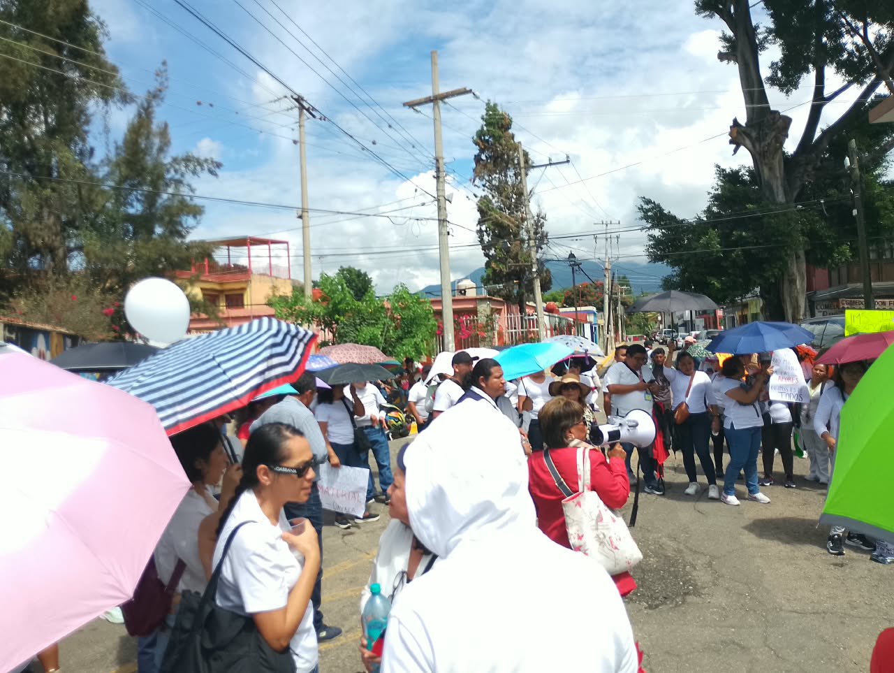 Trabajadores del IMSS marchan en Oaxaca; exigen aumento salarial del 10%