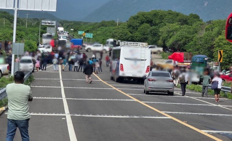 Protesta comunitaria frena la circulación en la carretera 190, en Tehuantepec
