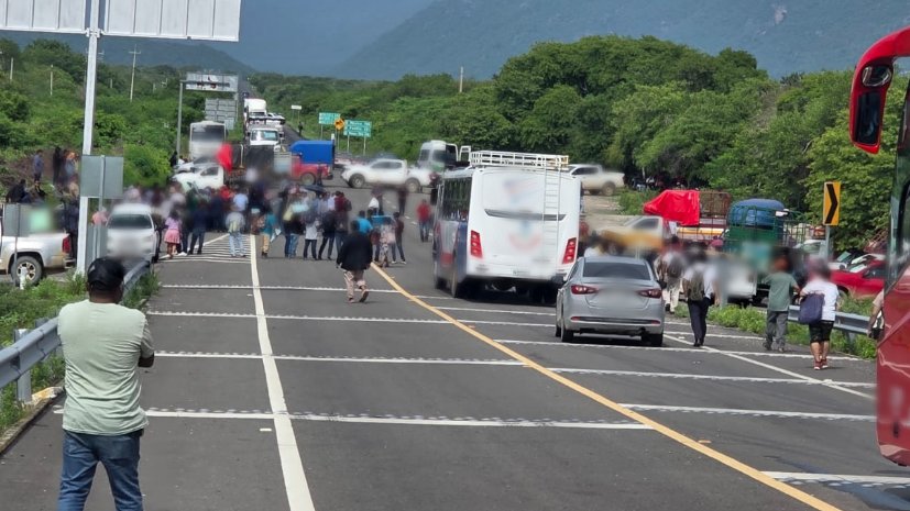 Protesta comunitaria frena la circulación en la carretera 190, en Tehuantepec