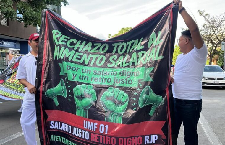 🚨 Marchan trabajadores del IMSS en Oaxaca; piden la salida de su líder sindical