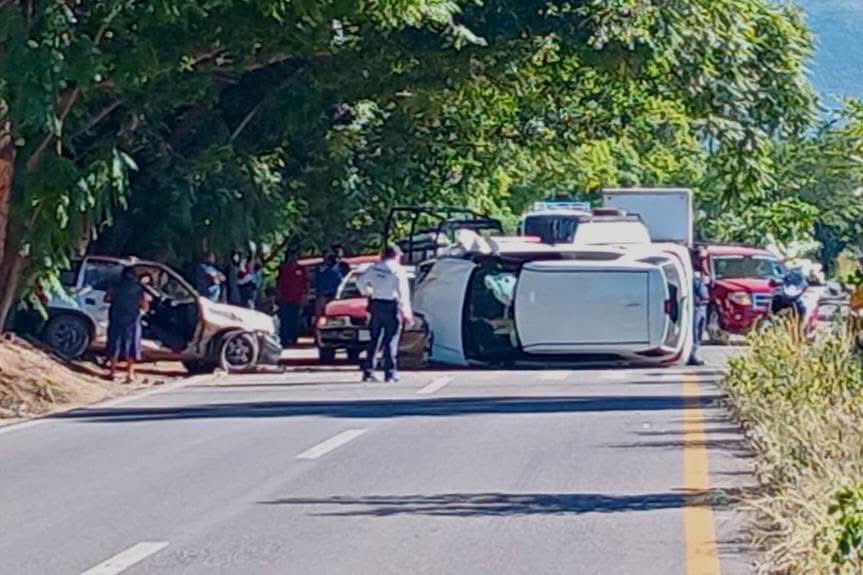 Choque entre tres vehículos deja una persona lesionada en Huayápam