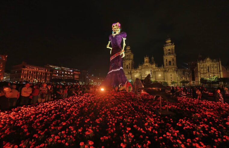 La Catrina gigante conquista el Zócalo y rompe récord mundial