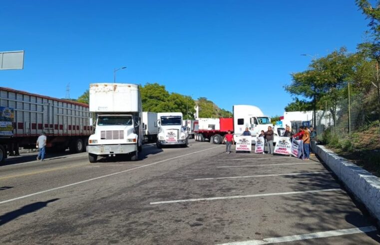 Transportistas cierran Huitzo para exigir seguridad ante asaltos y asesinatos en carreteras