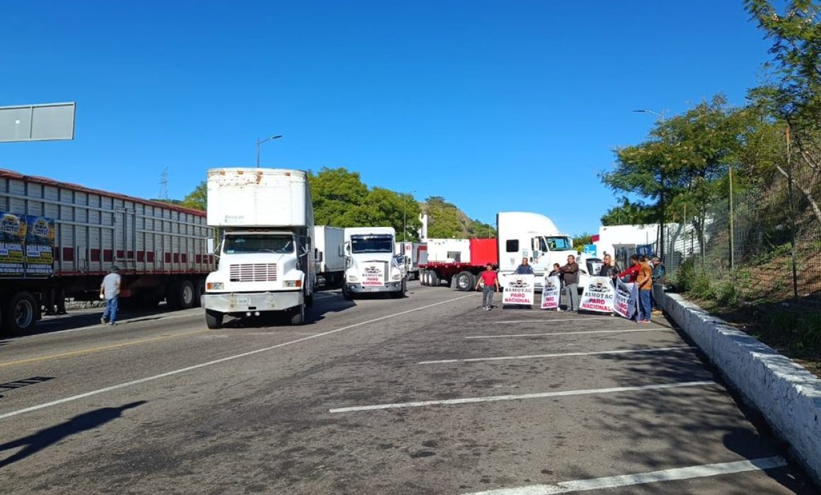 Transportistas cierran Huitzo para exigir seguridad ante asaltos y asesinatos en carreteras