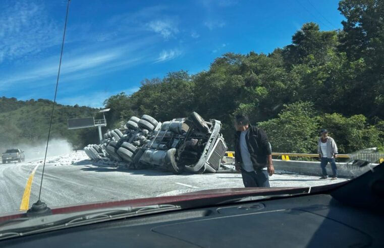 Vuelca tráiler en Barranca Larga-Ventanilla; habilitan paso por un solo carril