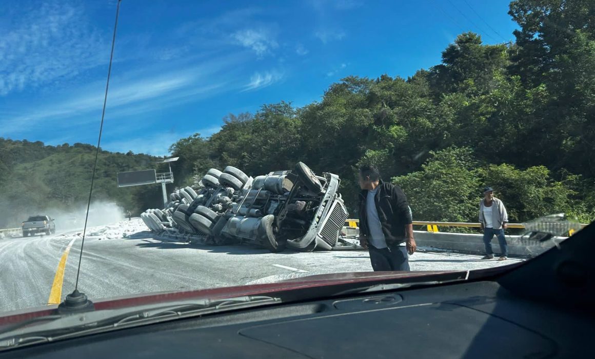 Vuelca tráiler en Barranca Larga-Ventanilla; habilitan paso por un solo carril