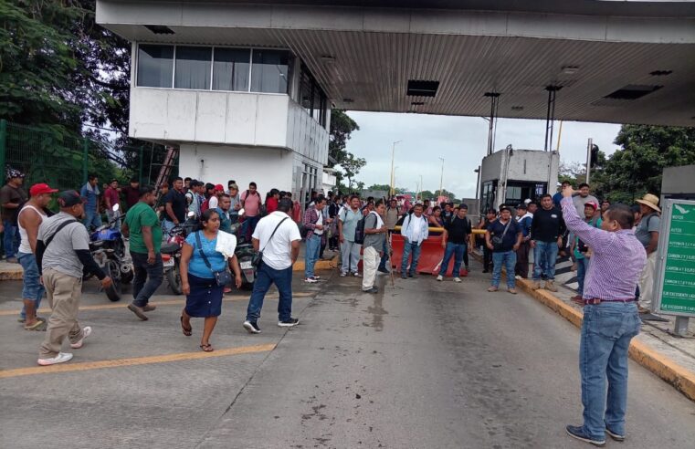 ¡Bloquean Puente Caracol! Exigen pavimentar camino en Valle Nacional