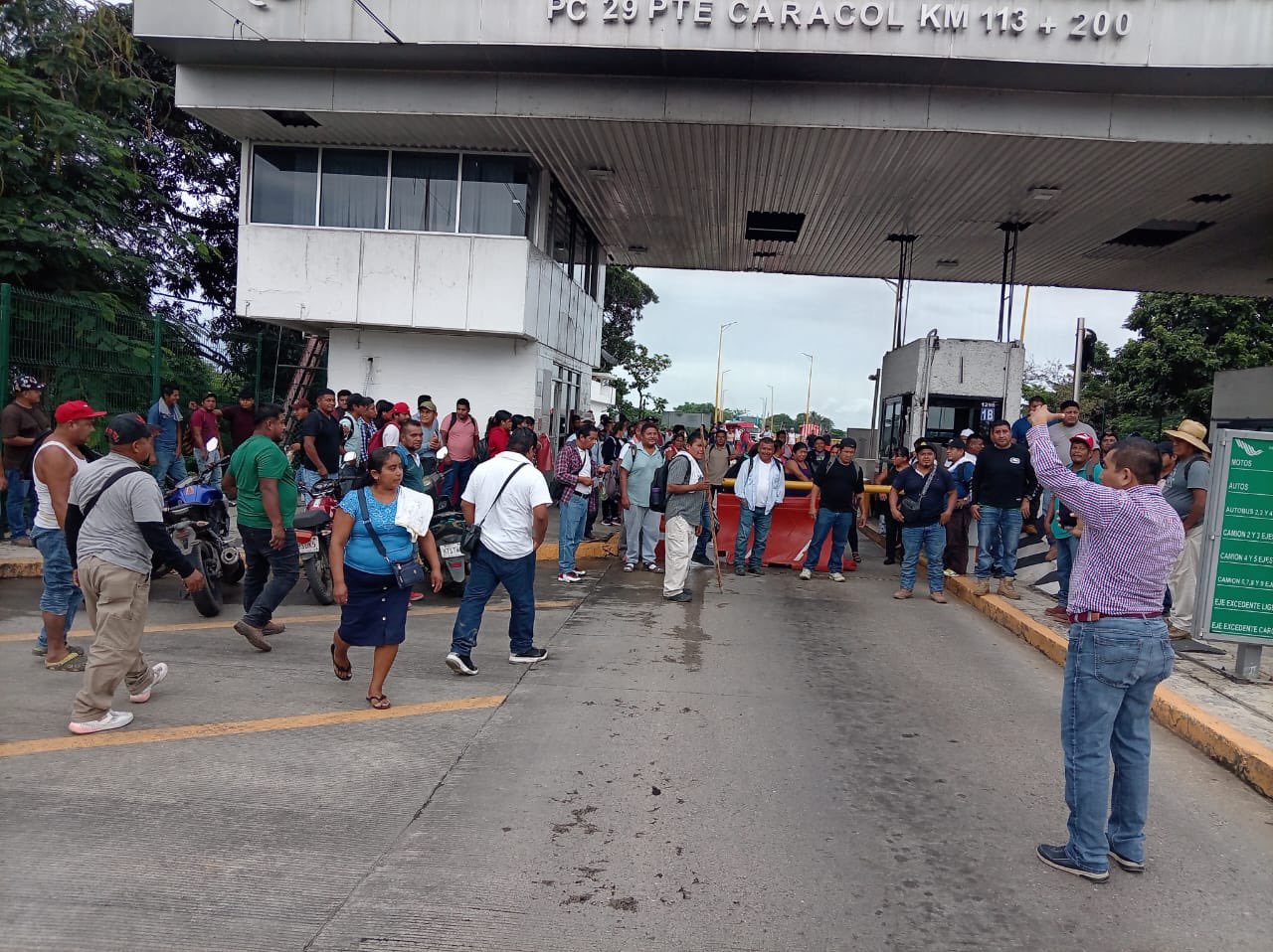 ¡Bloquean Puente Caracol! Exigen pavimentar camino en Valle Nacional