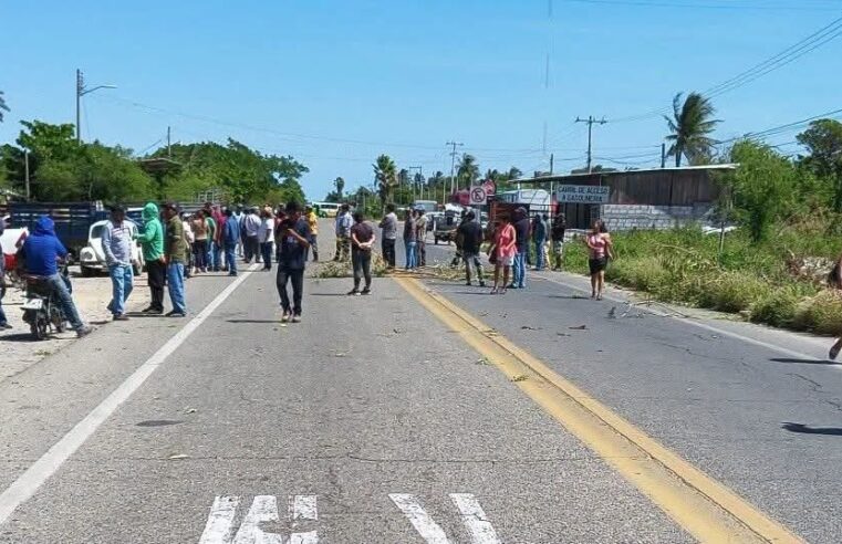 ¡Bloquean la Transístmica en Tehuantepec! Piden usar la autopista como ruta alterna