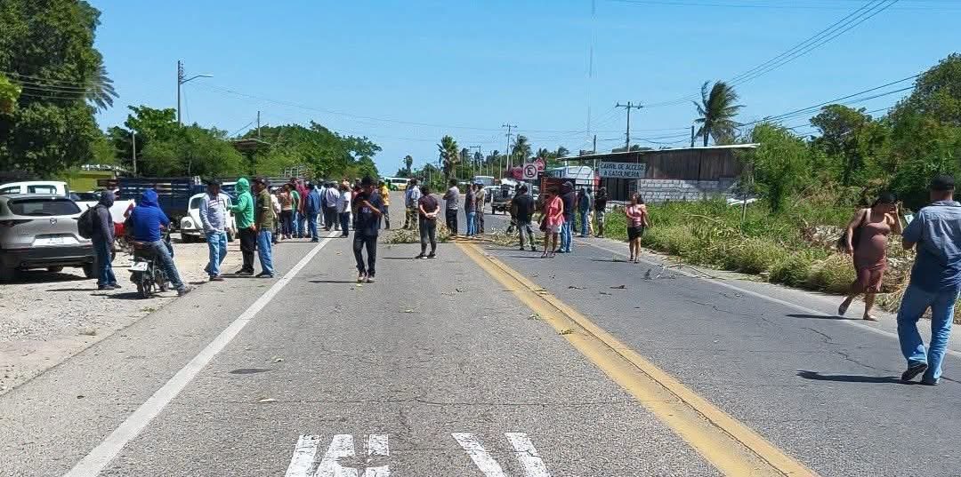 ¡Bloquean la Transístmica en Tehuantepec! Piden usar la autopista como ruta alterna