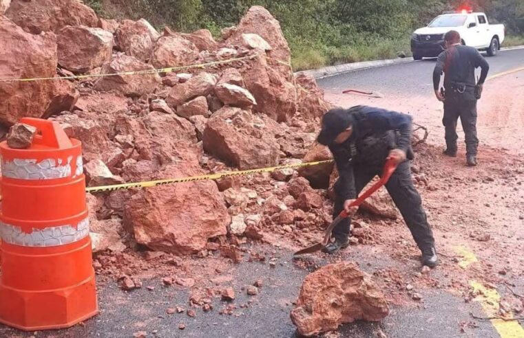 Deslizamiento de tierra afecta carretera Huajuapan–Juxtlahuaca