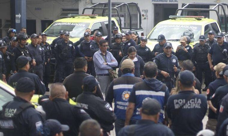 Exigen pensiones dignas; policías capitalinos protestan en su cuartel