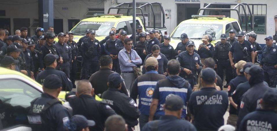 Exigen pensiones dignas; policías capitalinos protestan en su cuartel