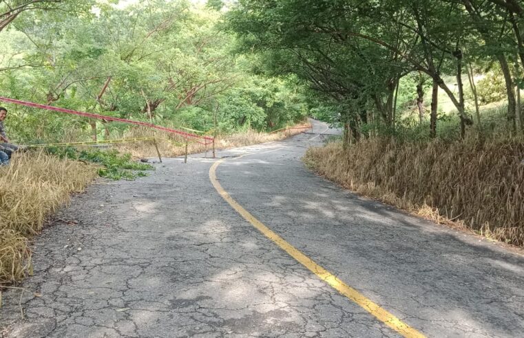 Lluvias ponen en riesgo carretera Jalapa de Díaz-Huautla; solo pasan autos ligeros