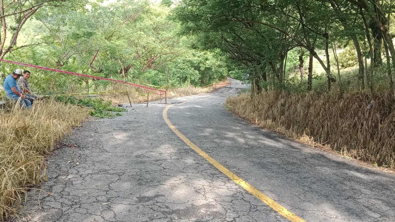 Lluvias ponen en riesgo carretera Jalapa de Díaz-Huautla; solo pasan autos ligeros