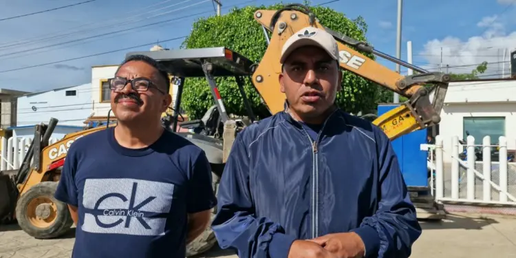 ¡Cansados de esperar! Vecinos de Donají retienen maquinaria por obra abandonada