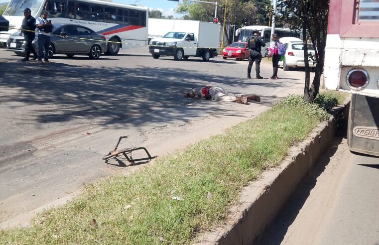 Motociclista muere arrollado por vehículo de carga en Oaxaca de Juárezv