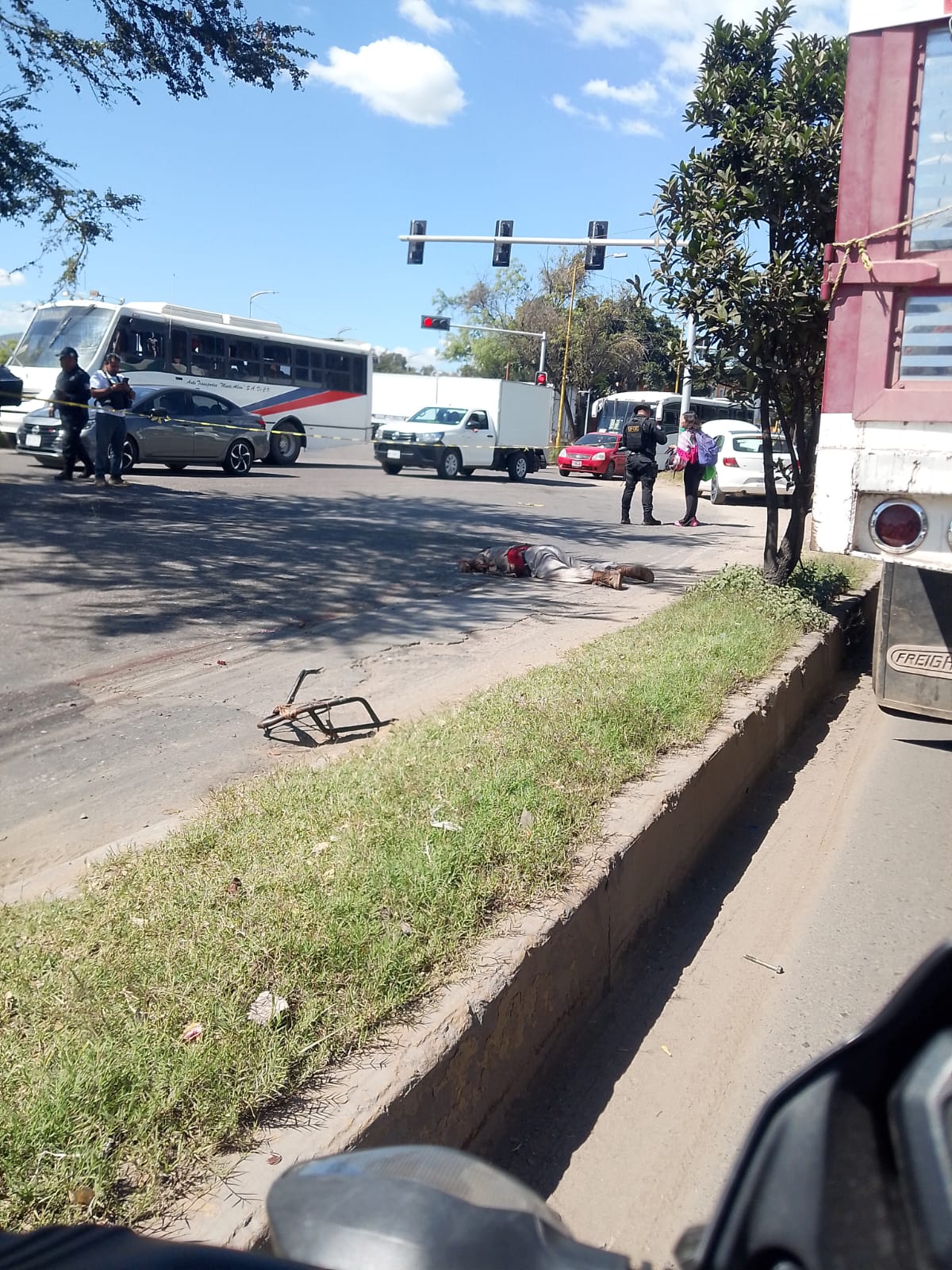 Motociclista muere arrollado por vehículo de carga en Oaxaca de Juárezv