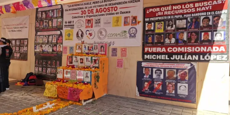 ¡No quieren que los olviden! Colectivos exigen mantener visibles fotos de desaparecidos en Oaxaca